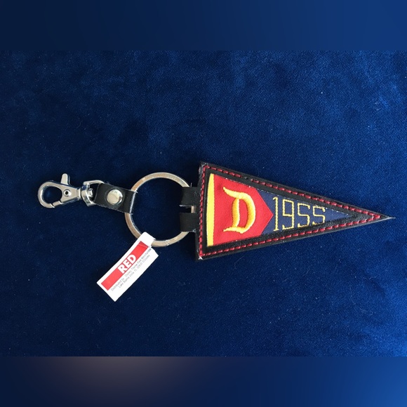 7 diff. Disney PINS, CHARMS, & Keyring - Picture 2 of 12